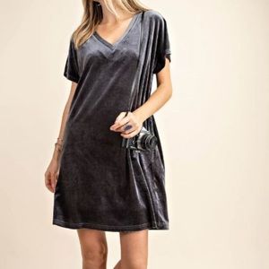 Velvet short sleeved relaxed fit dress w pockets.